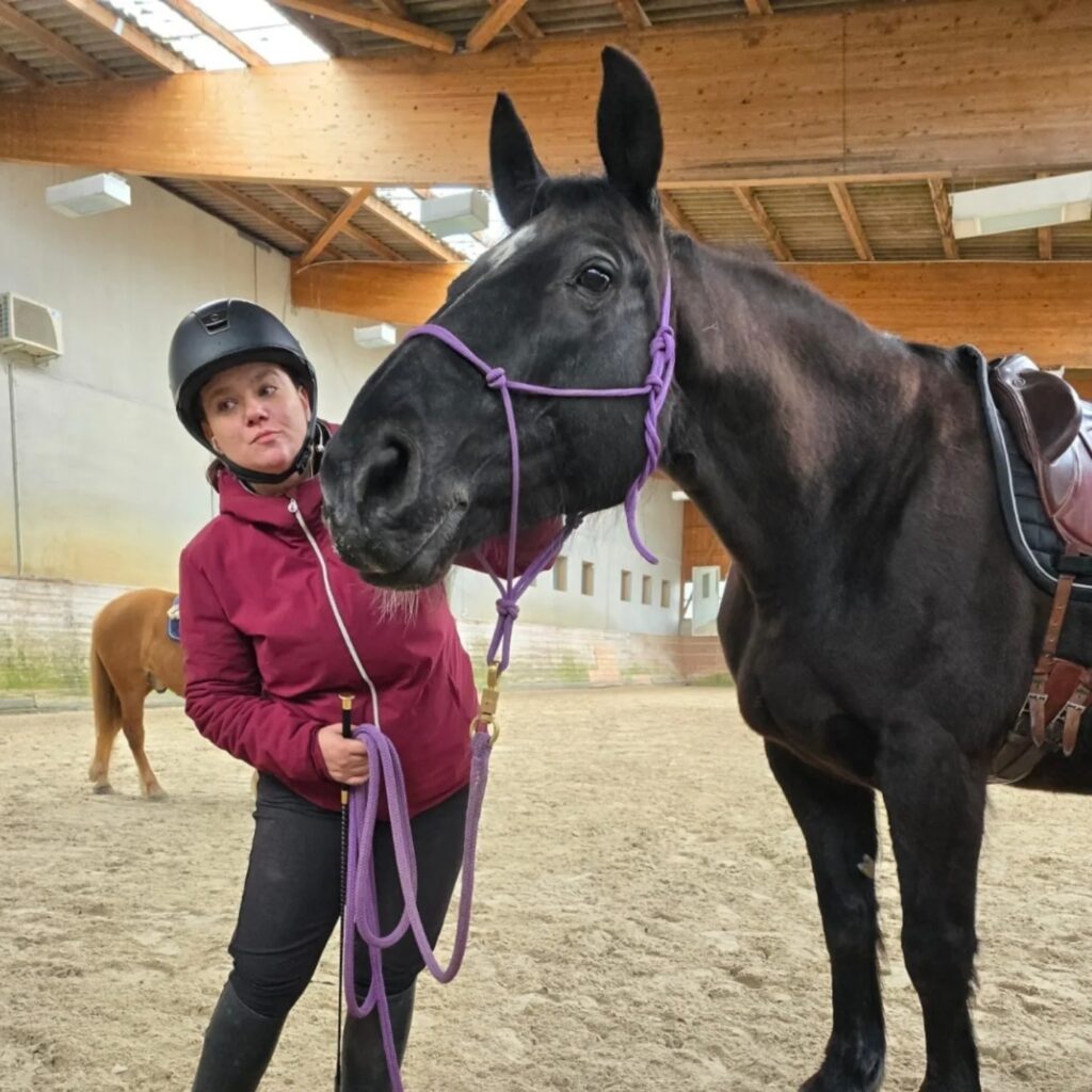 Audrey et son cheval à pied dans le manège