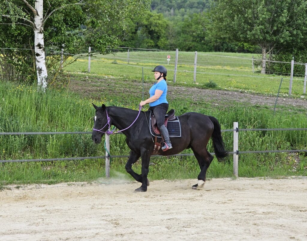 Audrey à cheval avec la montagne en fond